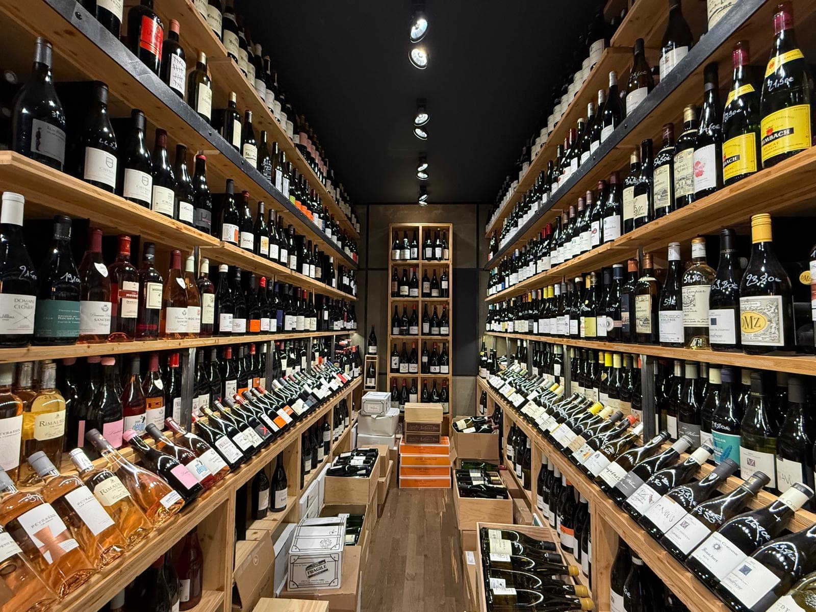 Intérieur de la cave à vins Numéro Vin, rayonnages en bois avec plus de 2500 bouteilles