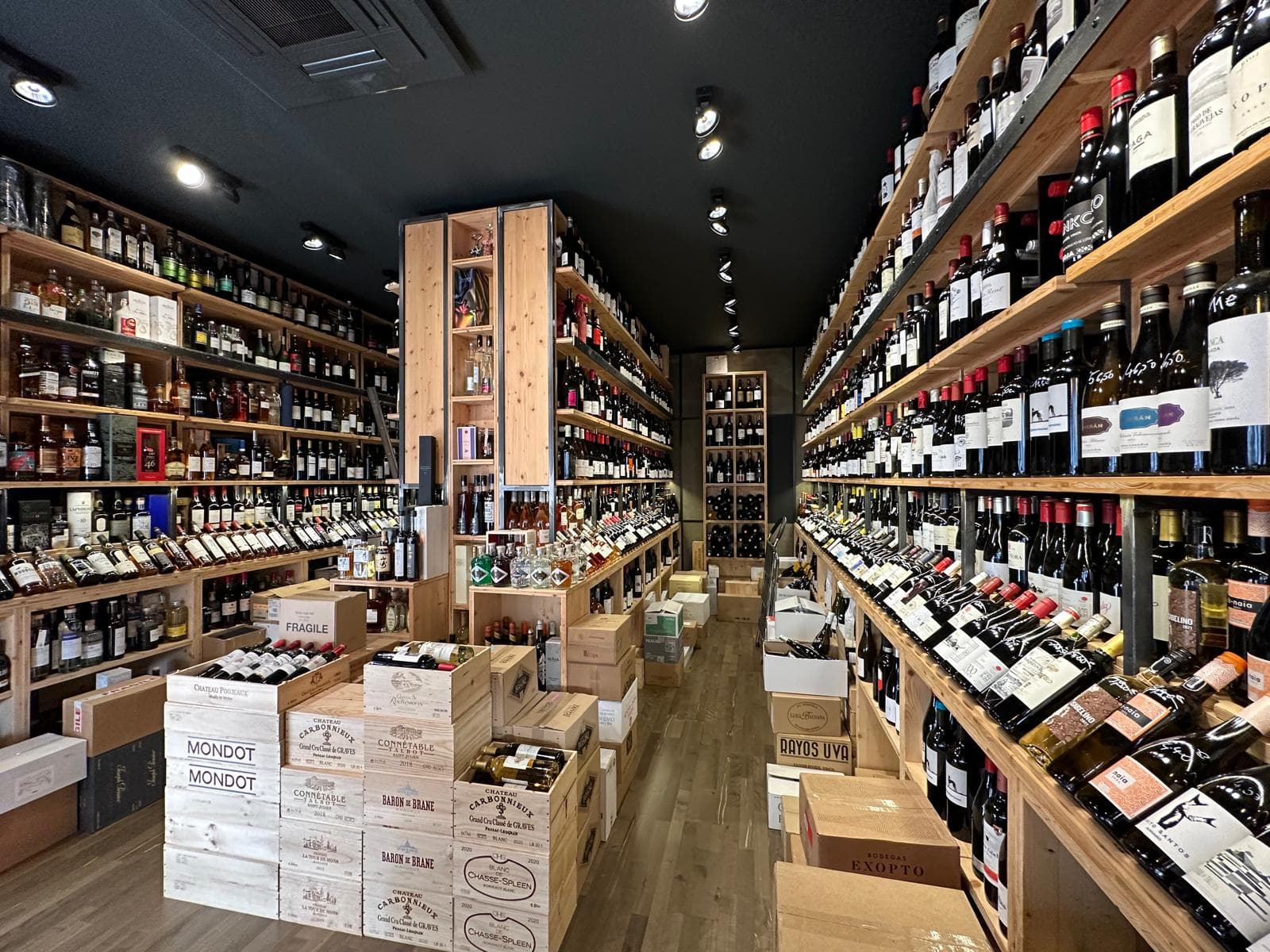 Rayon droit en bois de bouteilles de vin de la cave numéro vin, avec un plus grand recule