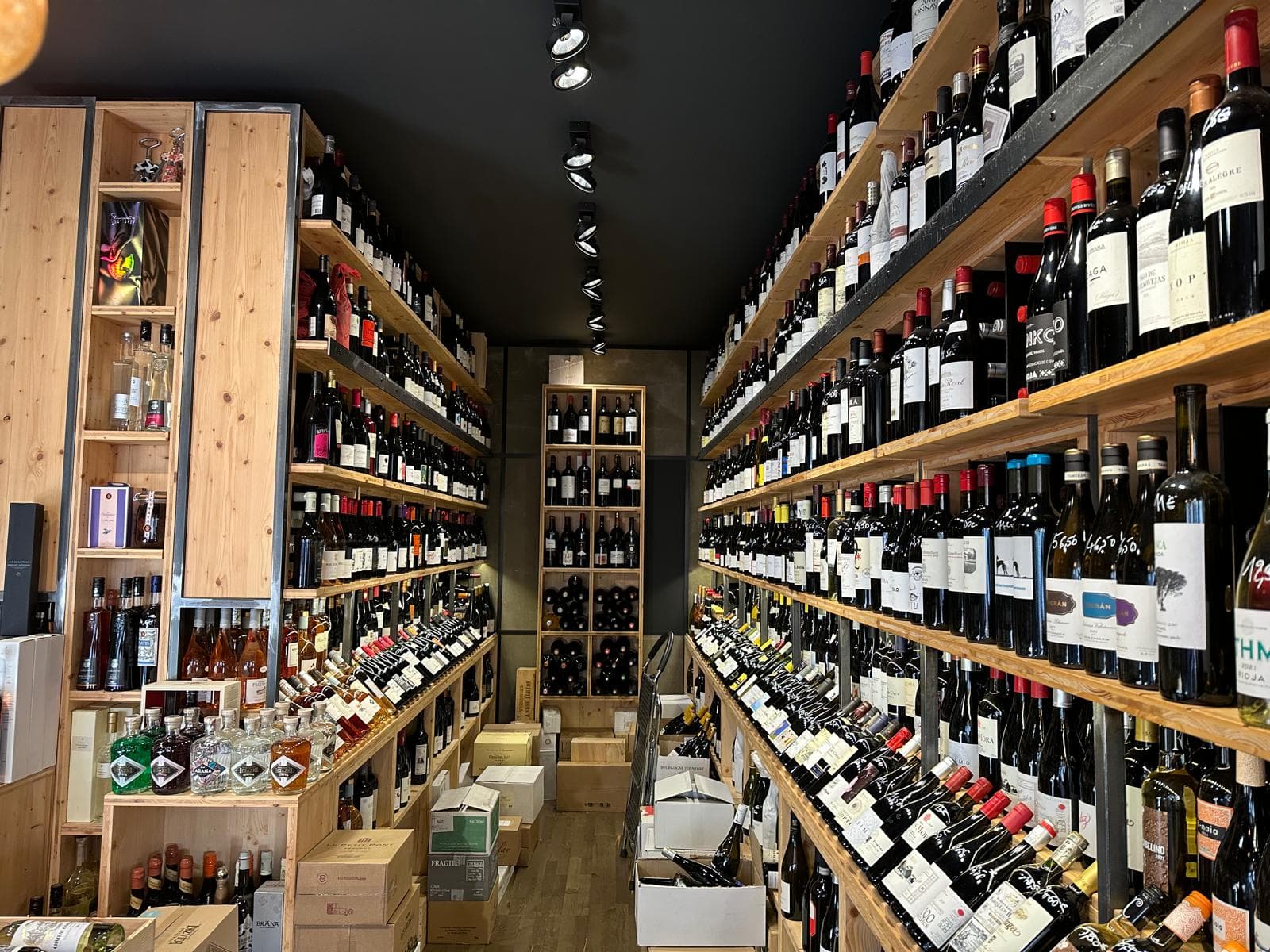 Rayon droit en bois de bouteilles de vin de la cave numéro vin