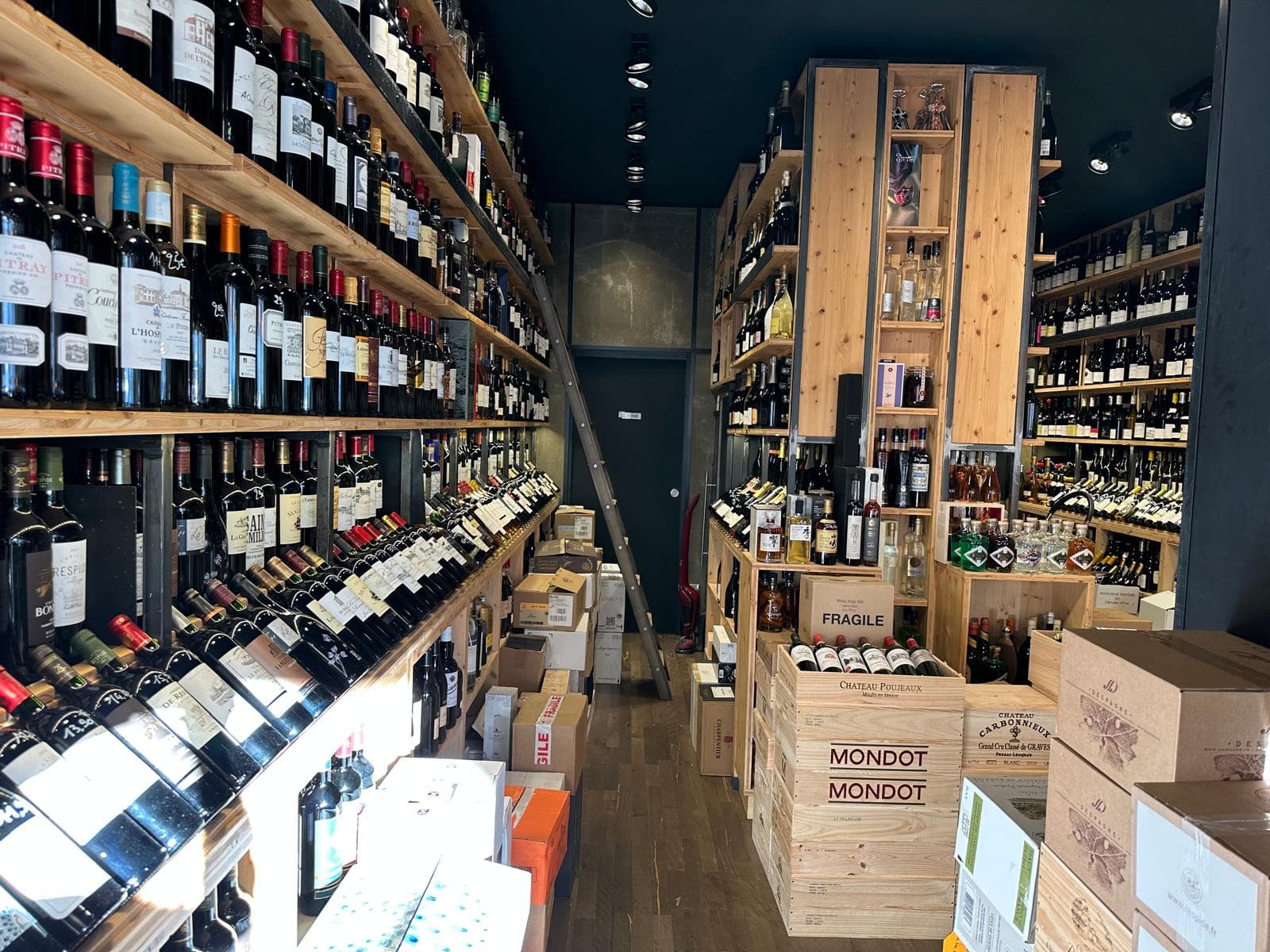 Rayon gauche en bois de bouteilles de vin de la cave numéro vin